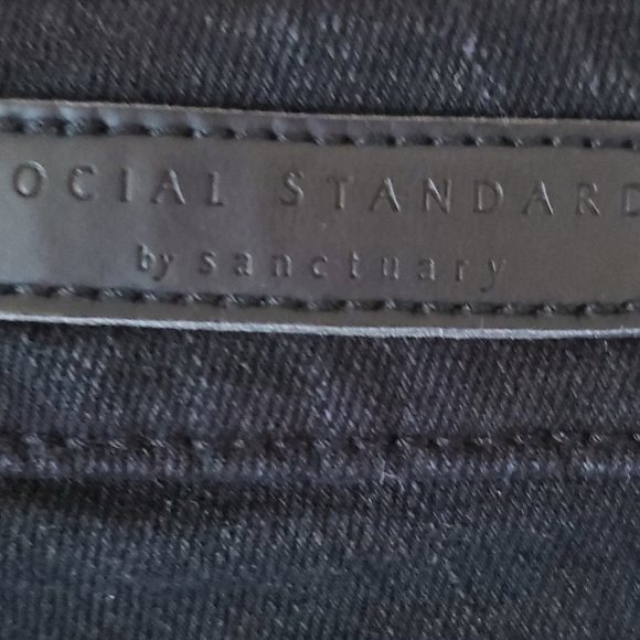 💚5/$25 Social Standard Sanctuary Black High Rise Crop Straight Jeans Size 4 - Picture 9 of 12